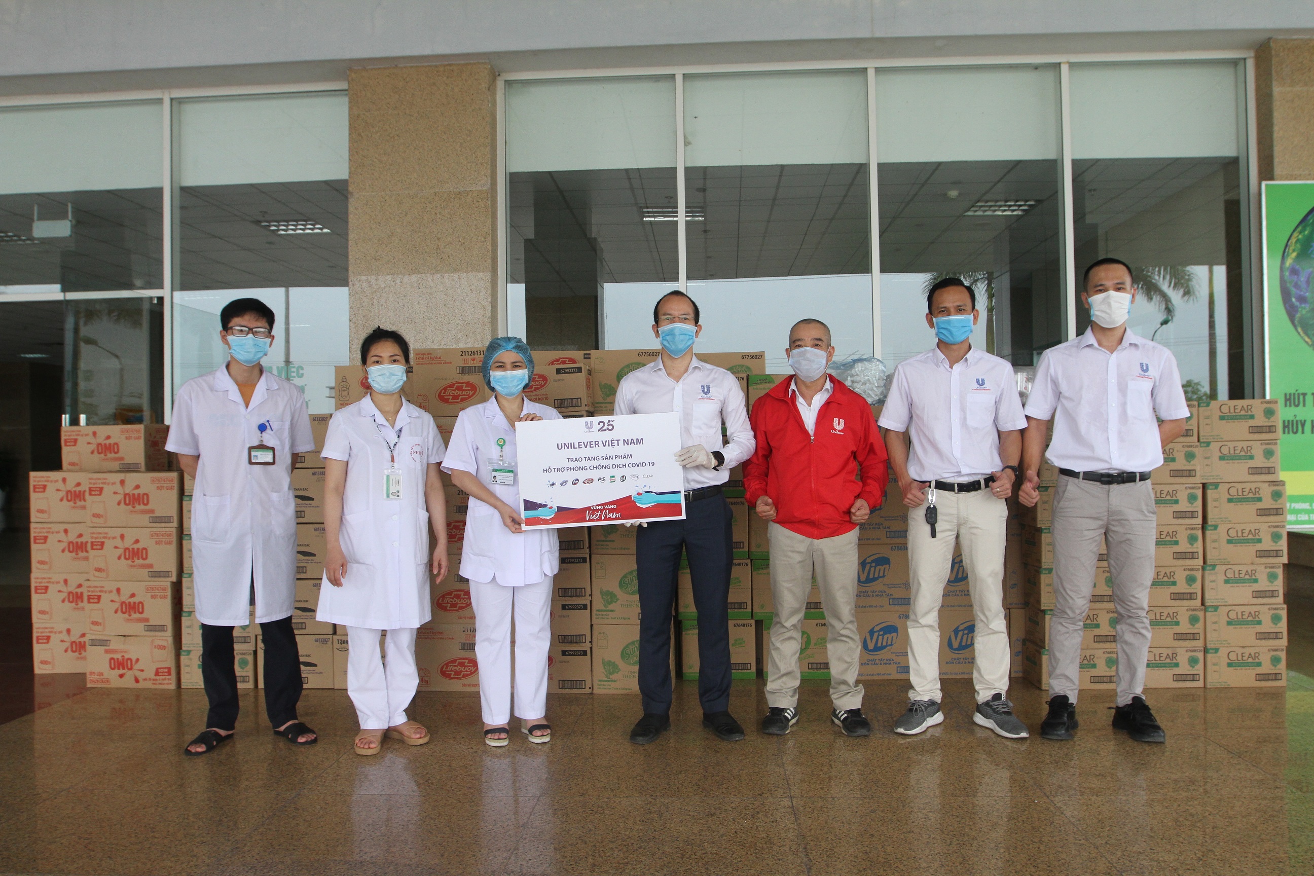 Đại diện Unilever trao tặng sản phẩm hỗ trợ bệnh viện và các cơ sở y tế trong chiến dịch “Vững vàng Việt Nam” năm 2020