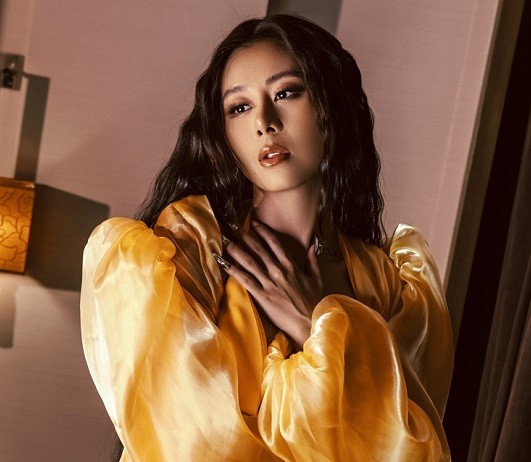 Nam Thư khoe nhan sắc cuốn hút