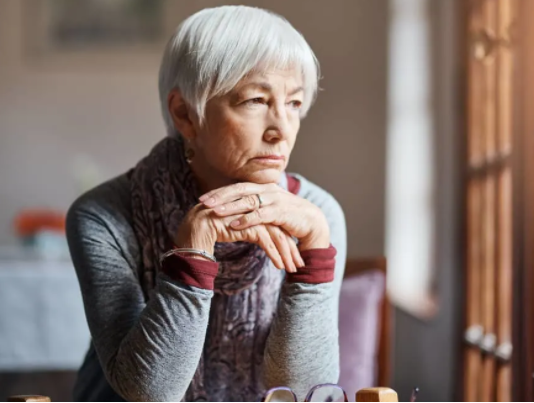 Những thách thức về sức khỏe tâm thần đang xảy ra với phụ nữ có tuổi