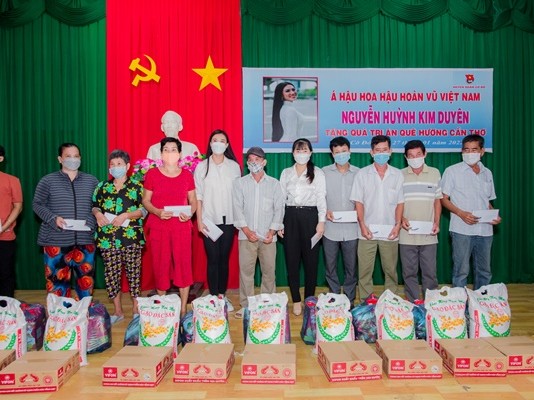 Á hậu Kim Duyên trao quà Tết cho bà con nghèo tại quê nhà Cần Thơ dịp cuối năm