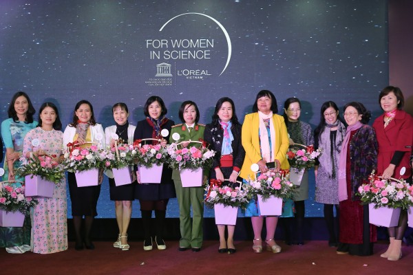 GS.TS. Phạm Thị Trân Châu_nguyên Chủ tịch Hội Nữ trí thức Việt Nam và các nhà khoa học nữ nhận Giải thưởng L’Oréal - UNESCO