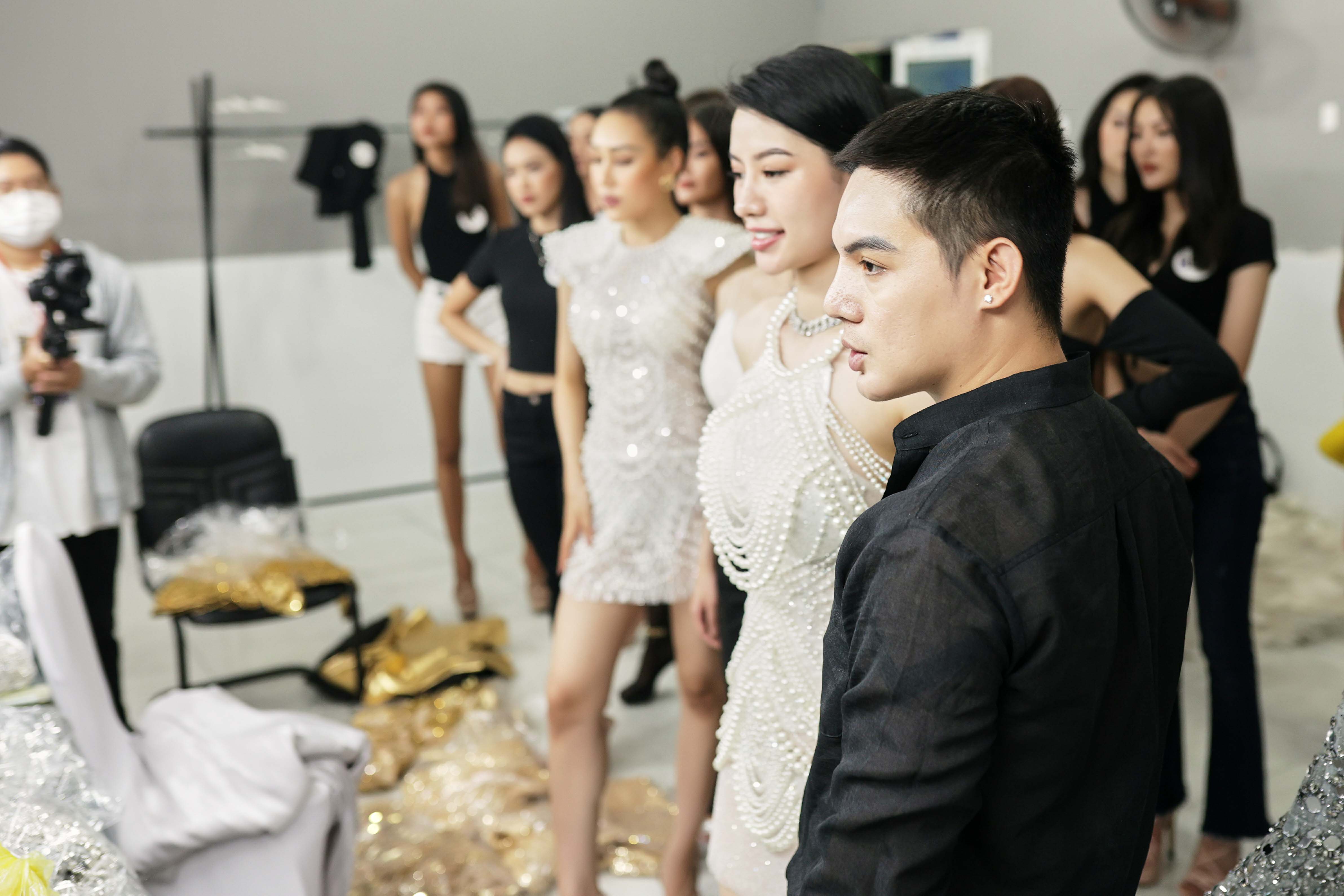 Hoa hậu Khánh Vân và NTK Brian Võ fitting trang phục cho thí sinh (11)