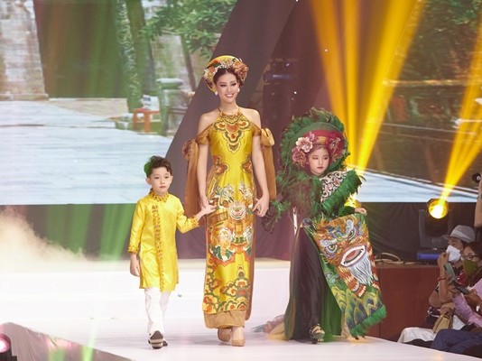 Hoa hậu Khánh Vân diễn áo dài cùng mẫu nhí