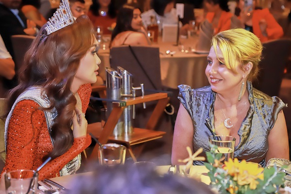 Hoa hậu Ngọc Châu trò chuyện thân mật cùng bà Paula Shugart - Chủ tịch Miss Universe