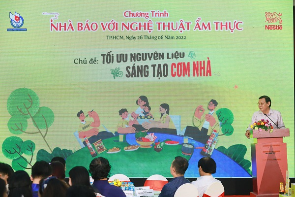 Nhà báo Nguyễn Tấn Phong, Phó Chủ tịch Thường trực Hội Nhà báo TPHCM chia sẻ tại sự kiện.