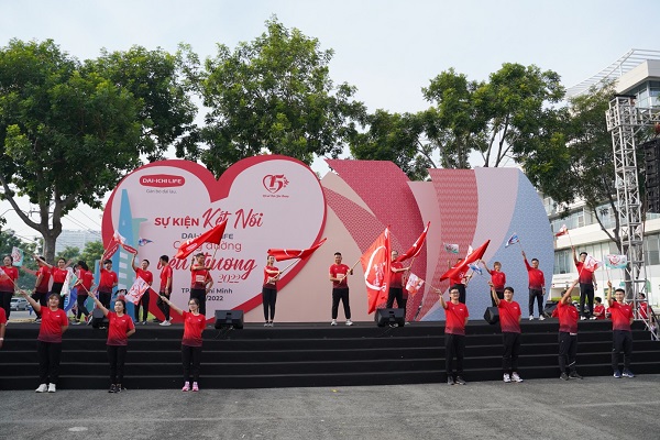 Đại diện Thành viên Ban Giám đốc Dai-ichi Life Việt Nam và Khách mời thực hiện nghi thức Rước cờ Giải Đi Chạy bộ trực tuyến vì cộng đồng "Dai-ichi Life Cung Đường Yêu Thương 2022"