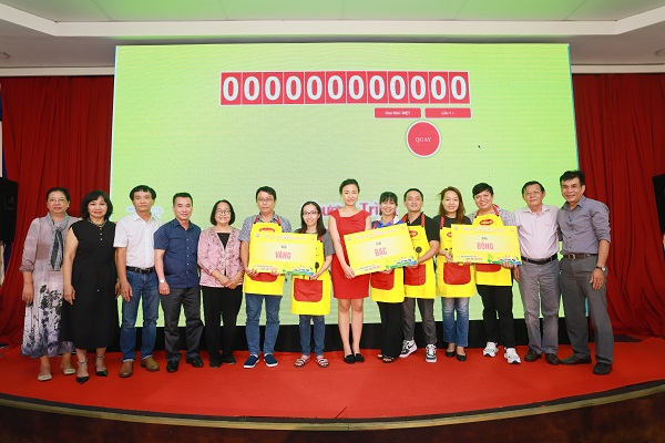 Đại diện ban tổ chức trao giải cho 3 đội thắng giải Ẩm thực Vàng, Bạc và Đồng chung cuộc.