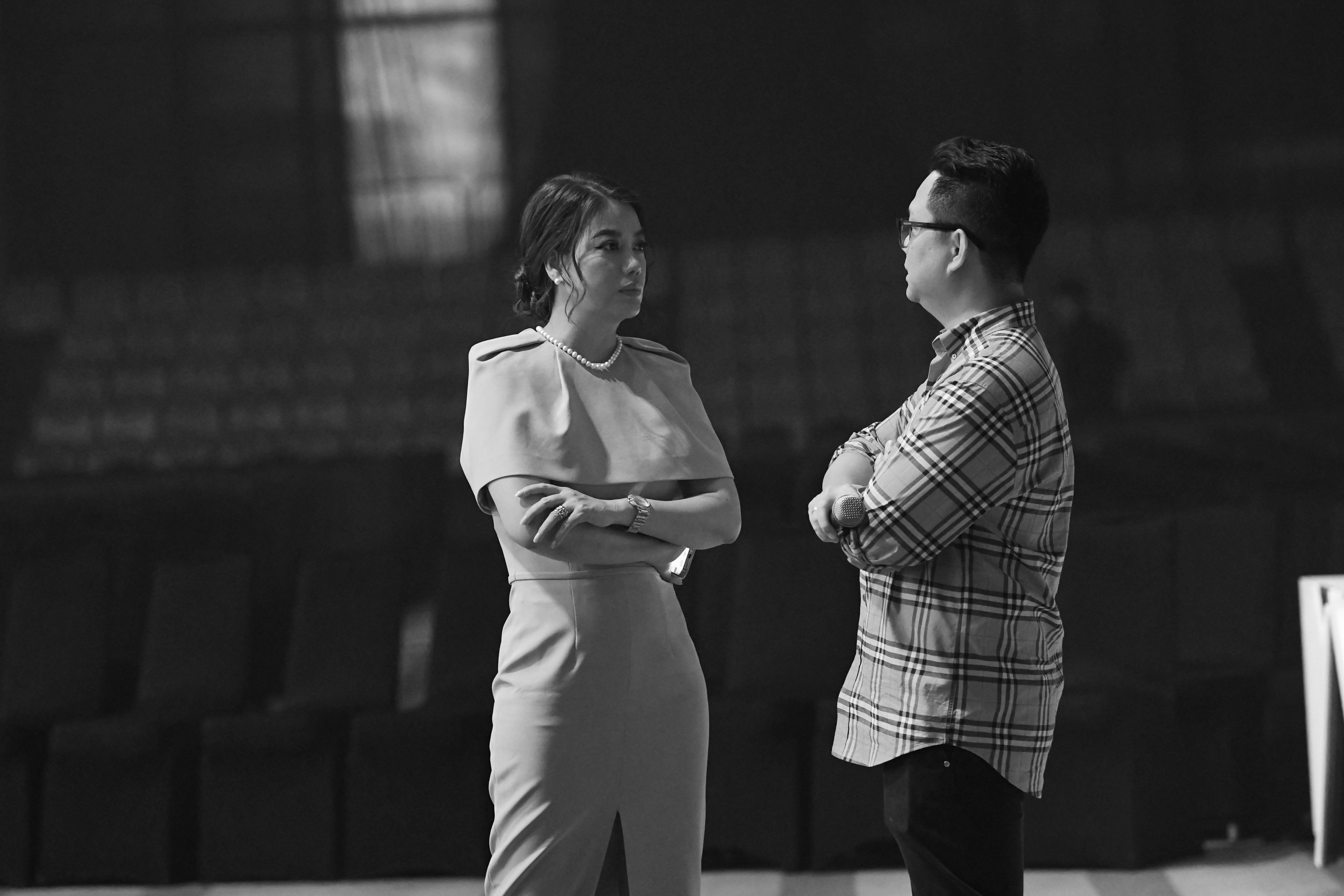 Bà Trương Ngọc Ánh - Trưởng BTC cuộc thi và Đạo diễn Long Kan sát sao chỉ đạo chương trình.