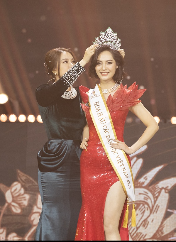 Bà Trương Ngọc Ánh - Trưởng BTC trao vương miện cho Tân Hoa hậu các dân tộc Việt Nam 2022