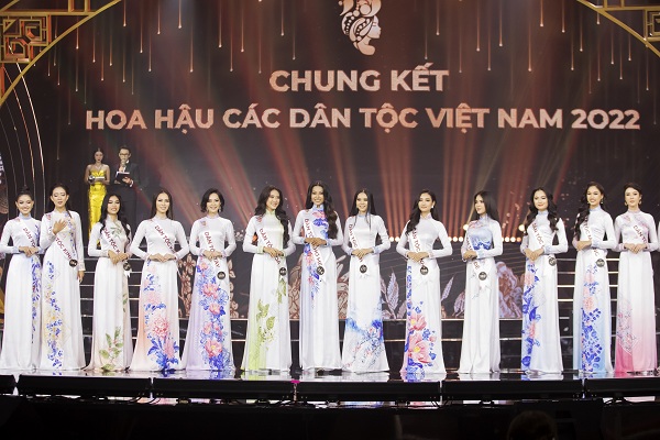 30 thí sinh trong trang phục áo dài được thiết kế riêng cho đêm chung kết của nhà thiết kế Việt Hùng