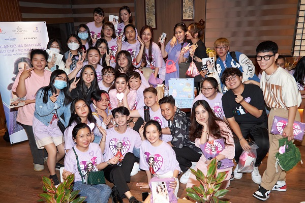 Hoa hau Khanh Van_Fan Meeting140