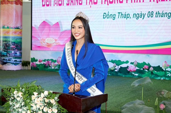 Thủy Tiên phát biểu sau khi nhận bằng khen