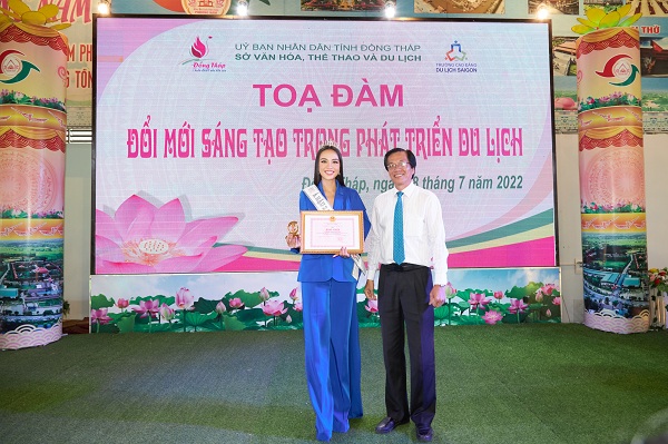 Thủy Tiên vinh dự nhận bằng khen thưởng từ UBND tỉnh Đồng Tháp