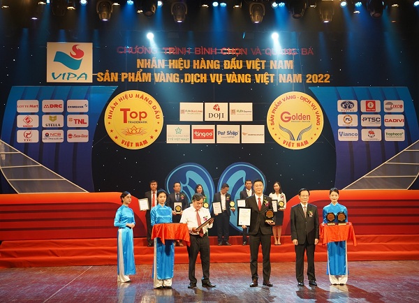 Ông Nguyễn Tiến Hùng – Giám đốc Kinh doanh Khu vực Hà Nội - Dai-ichi Life Việt Nam, nhận giải thưởng “Top 10 Dịch vụ Vàng Việt Nam 2022”.