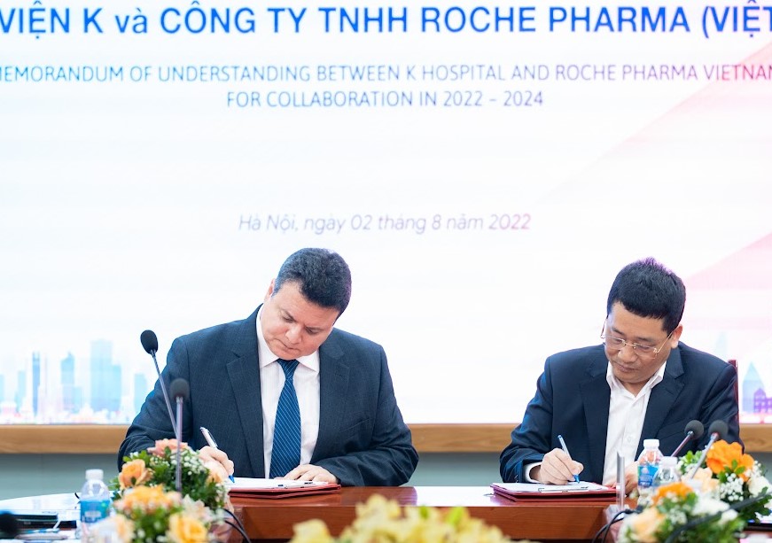 Đại diện Roche Pharma Việt Nam và Đại diện Bệnh viện K ký kết Bản ghi nhớ hợp tác nâng cao năng lực chẩn đoán và điều trị ung thư