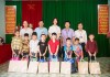 Hoa hậu Nông Thúy Hằng  trao học bổng cho học sinh nghèo tại Hà Giang