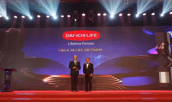 Ông Seigo Fujimaru – Phó Tổng Giám đốc Điều hành kiêm Phó Tổng Giám đốc Tài chính Tổng hợp Dai-ichi Life Việt Nam nhận giải “Doanh nghiệp xuất sắc Châu Á” (Corporate Excellence Award)