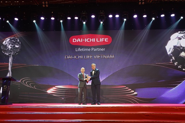 Ông Lưu Anh Tuấn – Phó Tổng Giám đốc Tài chính Dai-ichi Life Việt Nam nhận giải “Thương hiệu truyền cảm hứng” (Inspirational Brand Award)