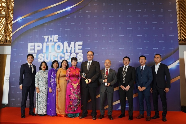 Các Thành viên Ban Giám đốc Dai-ichi Life Việt Nam tại Lễ trao giải thưởng kinh doanh xuất sắc Châu Á Asia Pacific Enterprise Awards (APEA) 2022