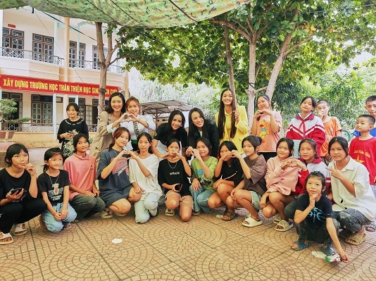 Ngọc Châu, Thủy Tiên, Diễm Trinh làm thiện nguyện tại Sơn La