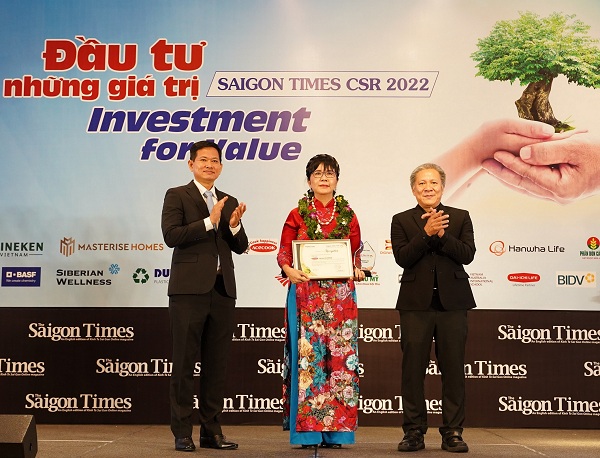 Bà Lưu Thị Thu Hằng – Giám đốc Cấp cao Thương hiệu và Marketing Dai-ichi Life Việt Nam nhận giải thưởng “Doanh nghiệp vì Cộng đồng - Saigon Times CSR 2022” (đứng giữa)