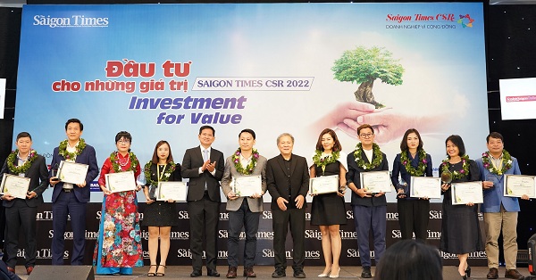 Bà Lưu Thị Thu Hằng – Giám đốc Cấp cao Thương hiệu và Marketing Dai-ichi Life Việt Nam nhận giải thưởng “Doanh nghiệp vì Cộng đồng - Saigon Times CSR 2022” (đứng thứ 3 từ trái qua)