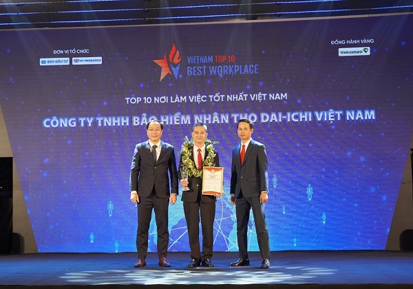  Ông Ngô Việt Phương – Phó Tổng Giám đốc Kinh doanh Dai-ichi Life Việt Nam, nhận giải thưởng “Top 10 Nơi làm việc tốt nhất Việt Nam”