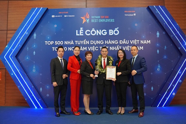 Các thành viên Dai-ichi Life Việt Nam tại Lễ trao giải “Top 10 Nơi làm việc tốt nhất Việt Nam”