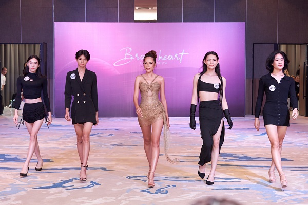 Top 5 Hoa hậu Hoàn vũ Việt Nam - Lê Hoàng Phương thị phạm catwalk cho thí sinh 