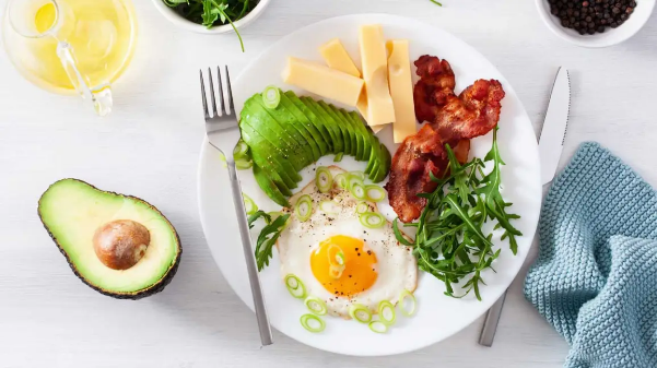 Chế độ ăn ít carb giúp giảm cân hiệu quả hơn chế độ ăn ít chất béo.