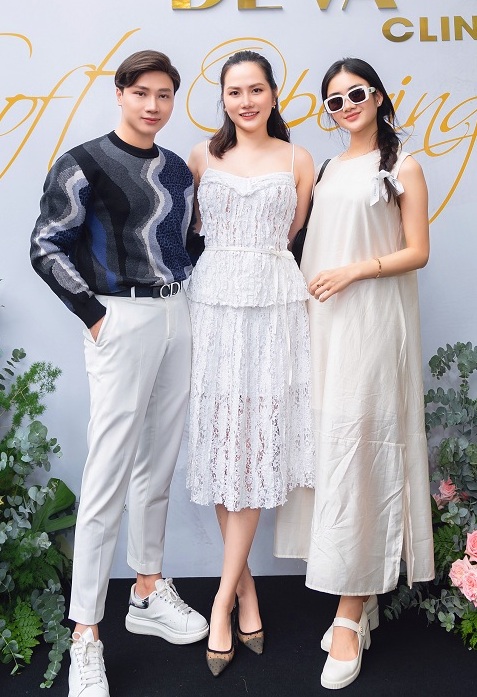 Hoa hậu Diệu Linh (giữa) và Á khôi Bùi Minh Anh đọ dáng