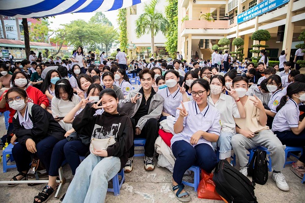 Quang Anh chụp hình cũng các bạn học sinh của trường 04