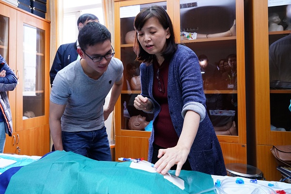 Bà Ooi Swee Ling (phải), Tình nguyện viên Quốc tế Singapore và Trợ lý y tá lâm sàng thuộc Khoa Thận, Bệnh viện Tan Tock Seng đang chia sẻ kiến thức chuyên môn với các bác sĩ Việt Nam trong hội thảo đào tạo năm 2018. 