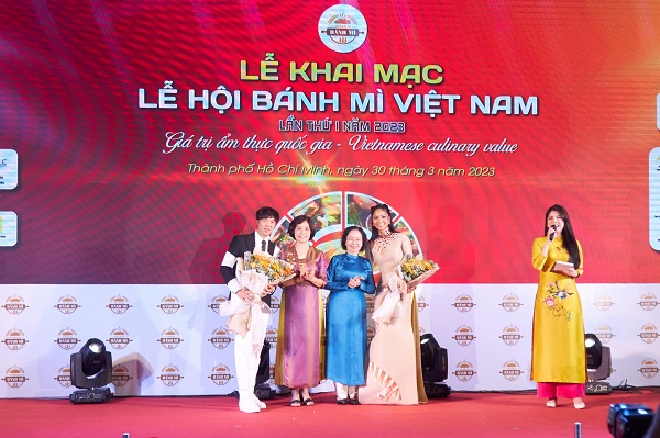 Hoa hau HHen Nie_Le Hoi Banh Mi31