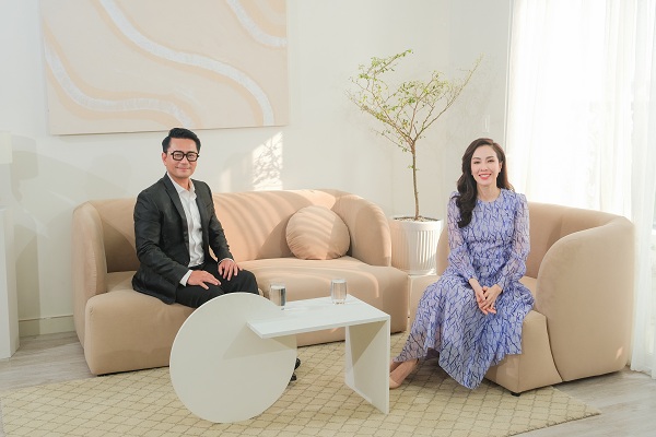 Trương Minh Cường trò chuyện cùng MC Ngọc Khánh trong "Gõ Cửa Trái Tim"