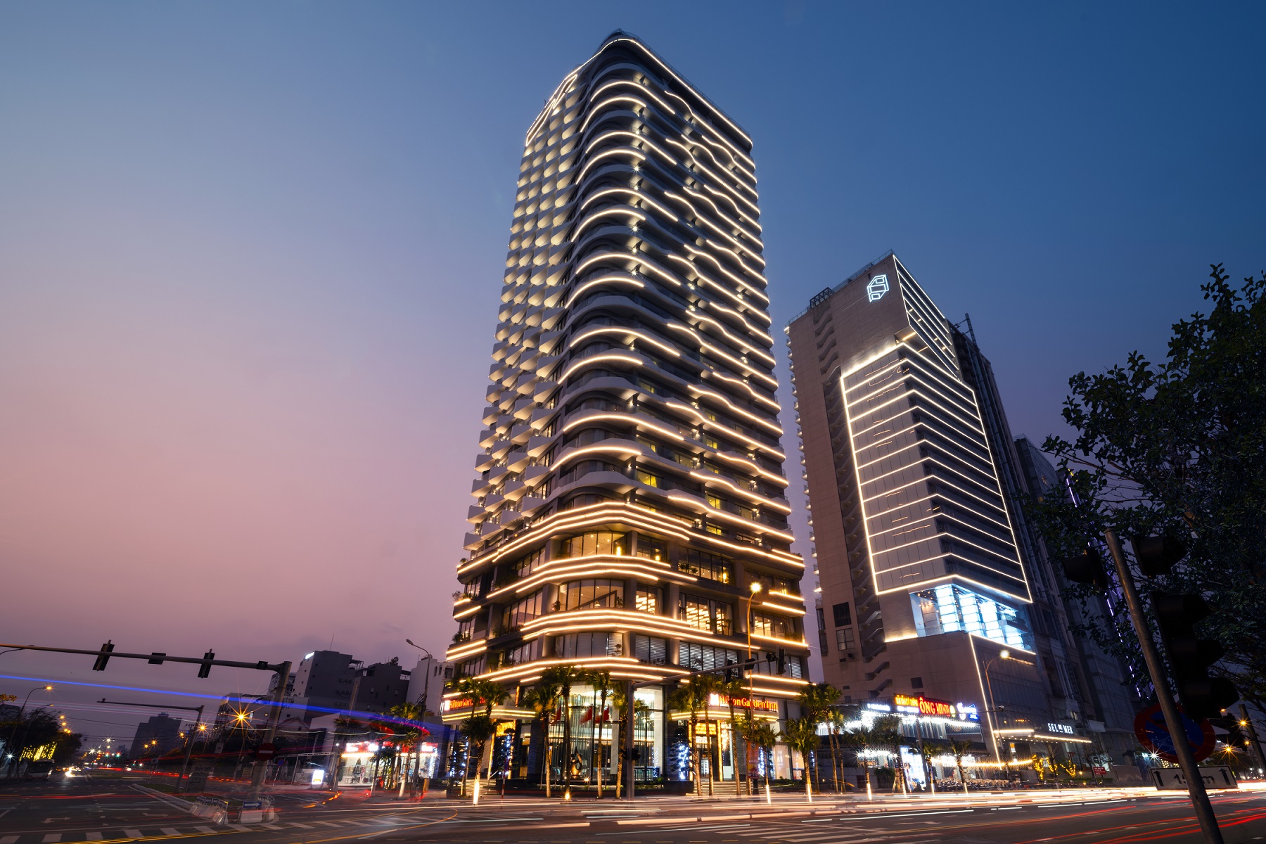 Ngoại cảnh của khách sạn HGI Đà Nẵng, khách sạn nằm bên bờ biển đầu tiên của Hilton