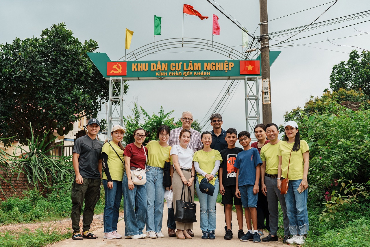 Đại diện Công ty Diageo Việt Nam (DVL) trao tặng 40 máy lọc nước cho các hộ gia đình tại các xã Nam Sơn, Hồng Kỳ, Tân Hưng, Tân Dân, huyện Sóc Sơn, TP Hà Nội-2 (1)
