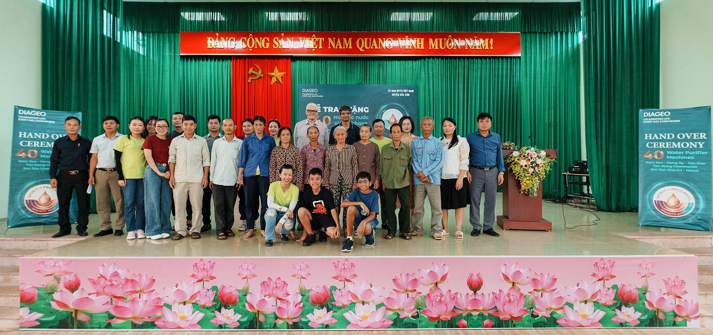 Đại diện Công ty Diageo Việt Nam (DVL) trao tặng 40 máy lọc nước cho các hộ gia đình tại các xã Nam Sơn, Hồng Kỳ, Tân Hưng, Tân Dân, huyện Sóc Sơn, TP Hà Nội
