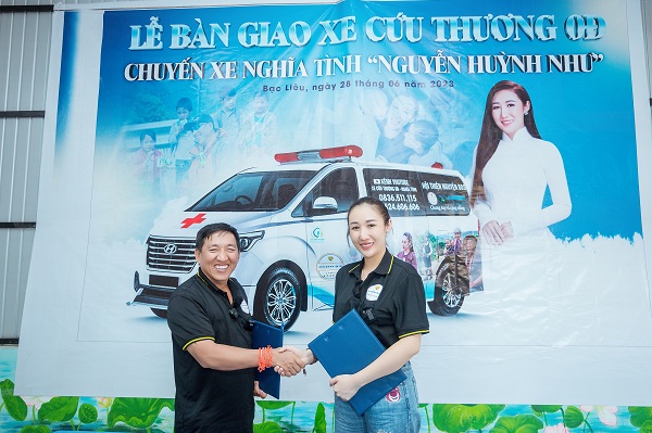 Huỳnh Như ký kết bàn giao xe cho chương trình cấp cứu 0Đ