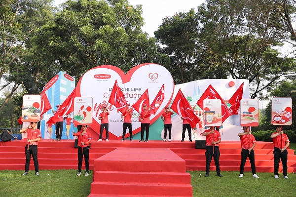 Ban Giám đốc Cấp cao Dai-ichi Life Việt Nam thực hiện nghi thức phất cờ chính thức khai mạc Sự kiện Kết nối lớn nhất “Dai-ichi Life – Cung Đường Yêu Thương 2023” tại TP. HCM