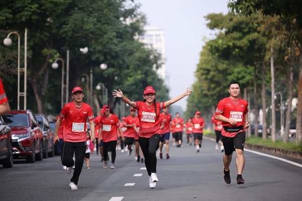 Các vận động viên trên đường chạy tại Sự kiện Kết nối lớn nhất “Dai-ichi Life – Cung Đường Yêu Thương 2023” tại TP. HCM