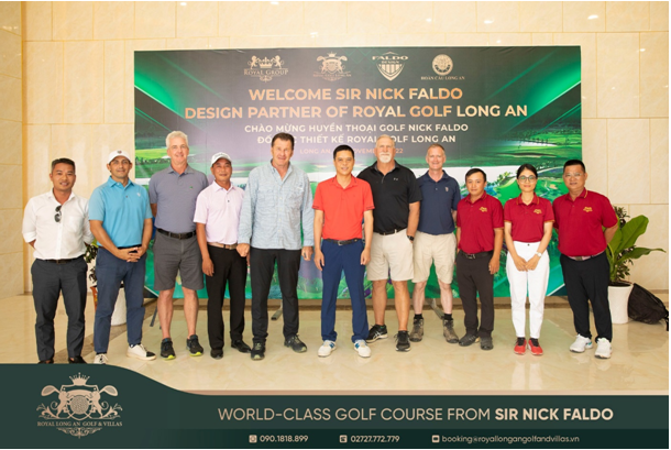 Sir Nick Faldo (thứ 5 từ trái qua) cùng đại diện Royal Group trong chuyến đến thăm Royal Long An Golf & Villas vào đầu năm 2023