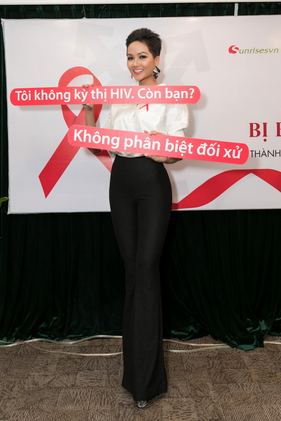 _HHen Nie dong hanh cung nguoi nhiem HIV 01