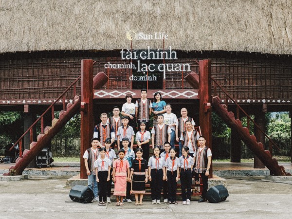 Các lãnh đạo, CBCNV công ty BHNT Sun Life chụp ảnh lưu niệm với cô Hiệu trưởng và các em học sinh trường Tiểu học - THCS Thắng Lợi