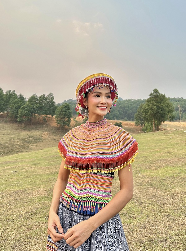 HHen Nie diện trang phục dân tộc HMong 01