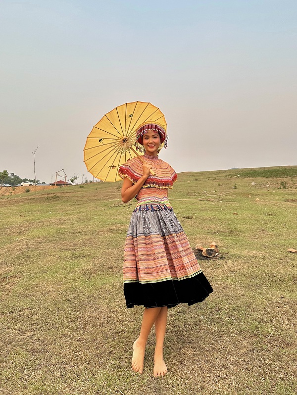 HHen Nie diện trang phục dân tộc HMong 02