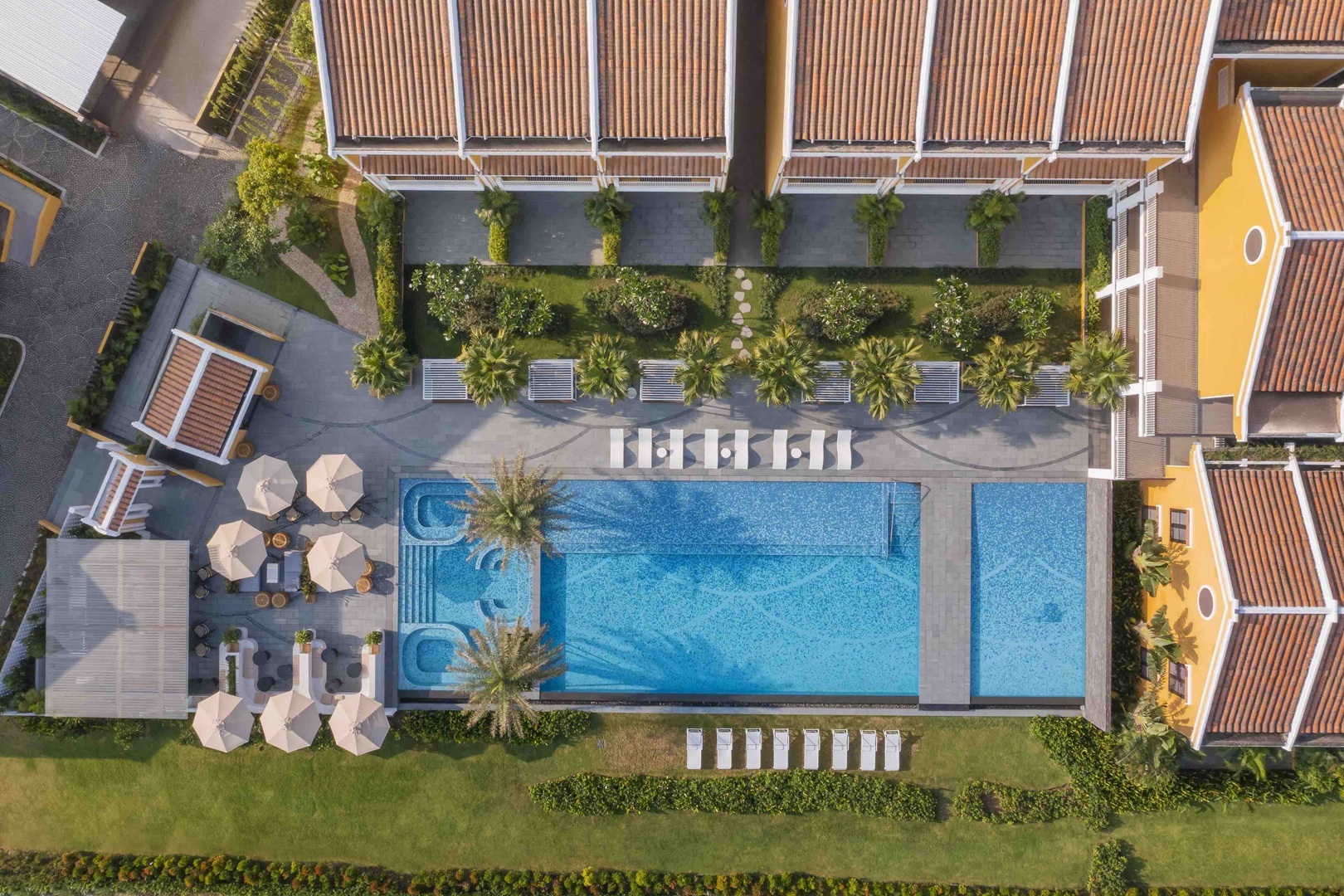 Hồ bơi vô cực của khách sạn hướng ra sông Hoài, mang đến không gian yên bình lý tưởng