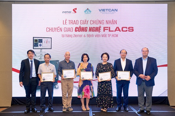 Các bs BV Mắt nhận giấy chứng nhận 3