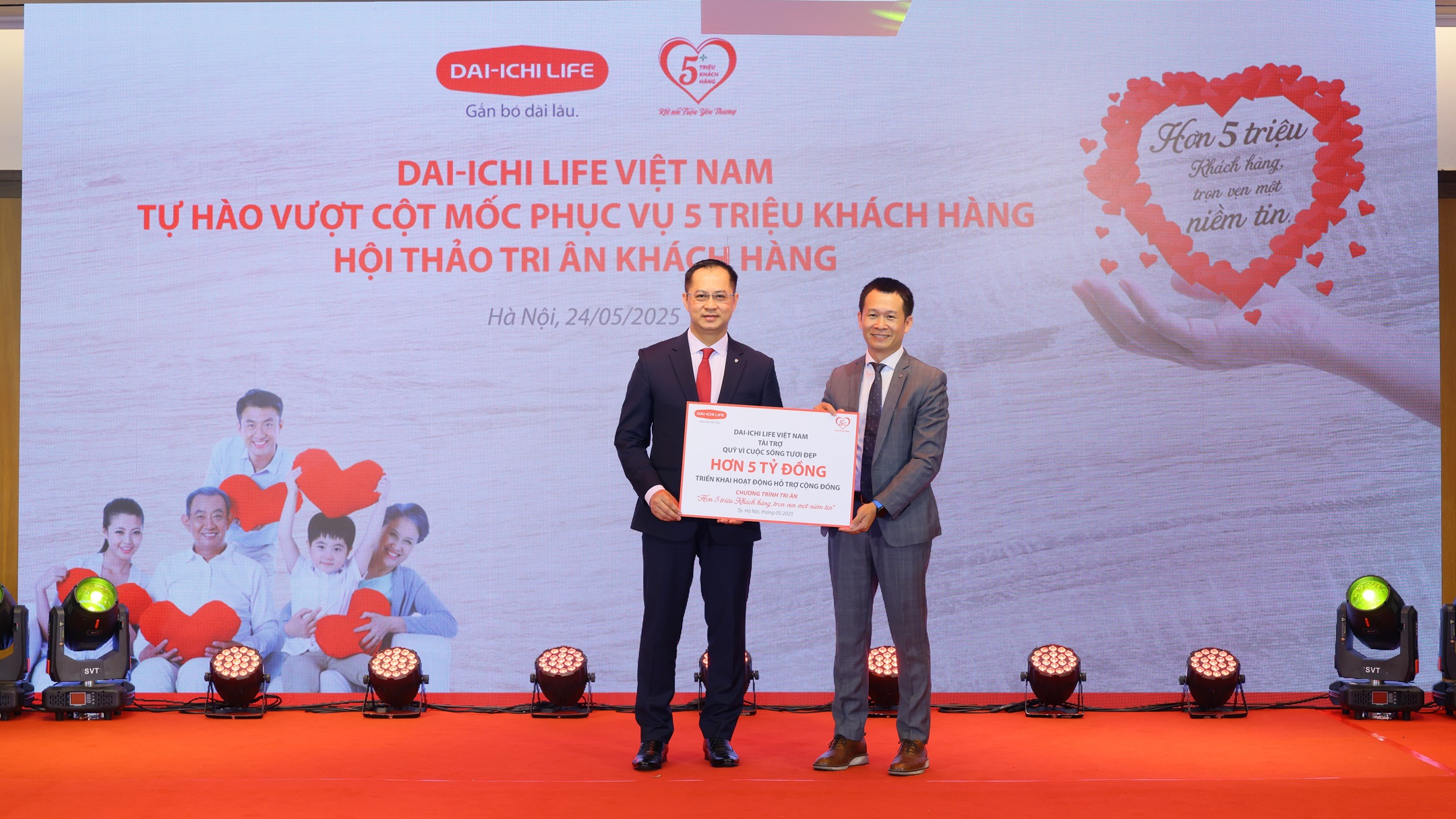Ông Lê Tuấn Anh, Phó TGĐ Kênh Phân phối Mở rộng Dai-ichi Life Việt Nam (trái) trao biểu trưng tài trợ hơn 5 tỷ đồng