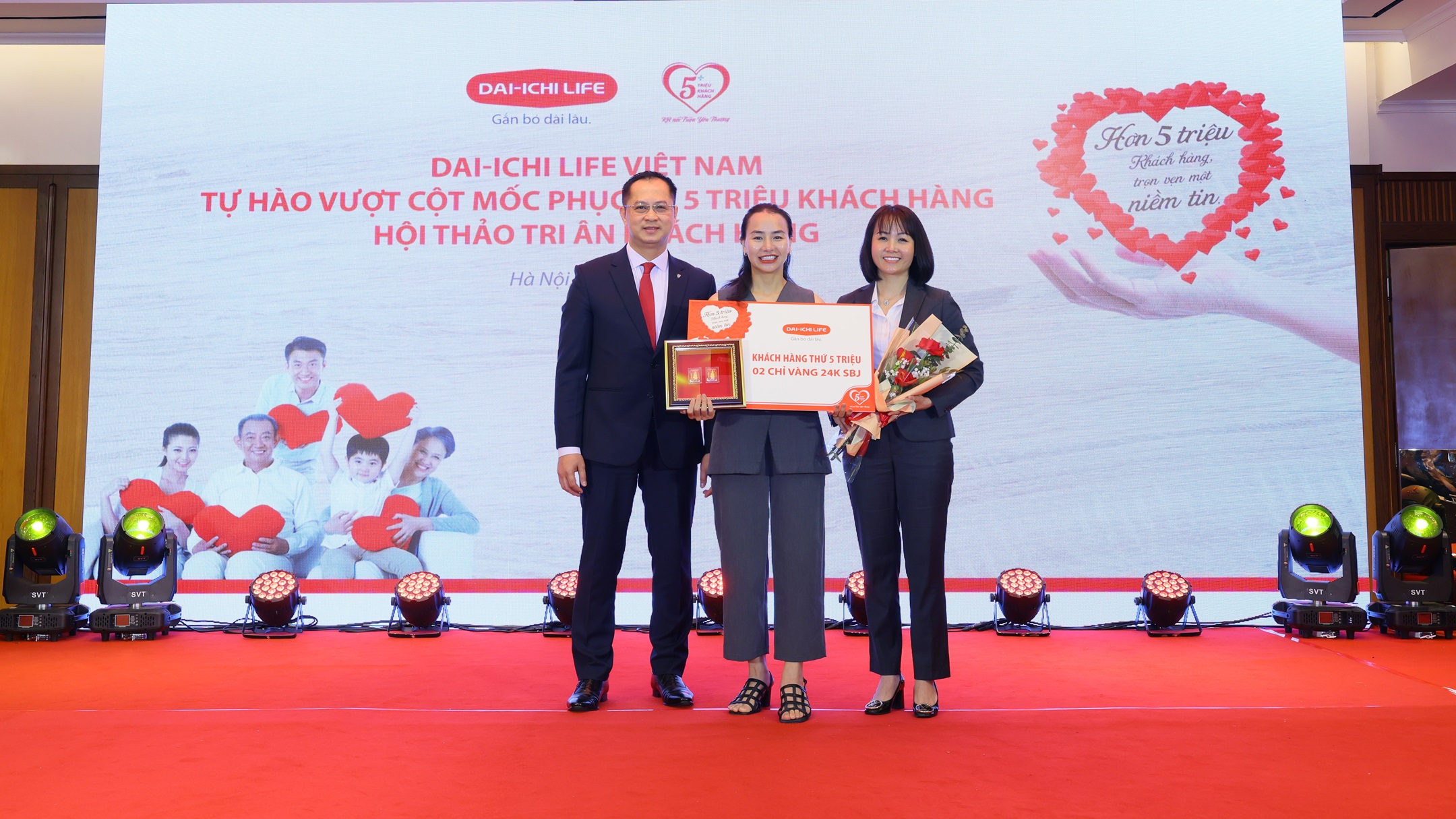 Đại diện BGĐ Dai-ichi Life Việt Nam trao quà tri ân 2 chỉ vàng 24K cho Chị Trần Thị Mến, khách hàng thứ 5 triệu